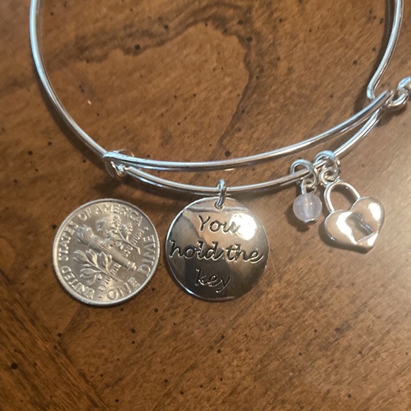 🌸NIB AVON Precious Charms Bracelet Love Collection “You Hold The Key” - OSFM - Picture 8 of 11